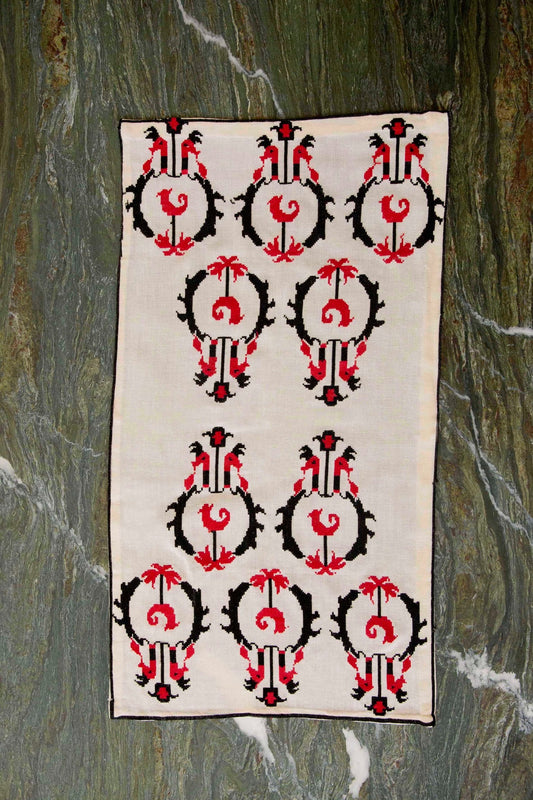 Symposio Vintage Table Runner