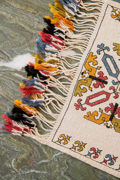 Kerasma Vintage Table Runner