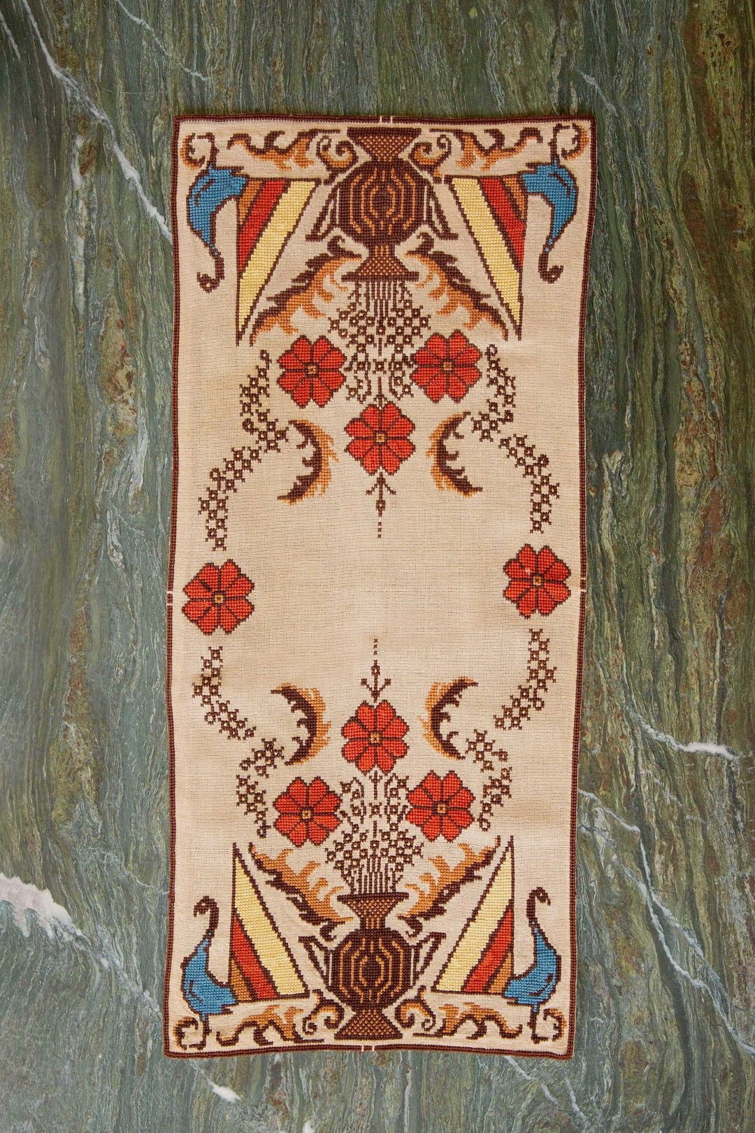 Pagoni Vintage Table Runner