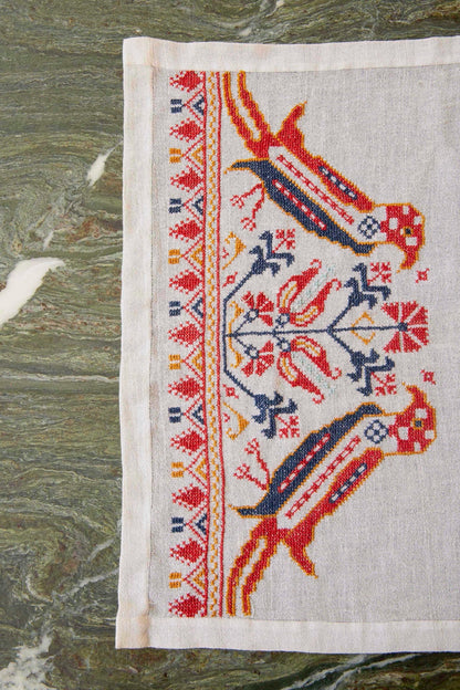 Peristeriá Vintage Table Runner