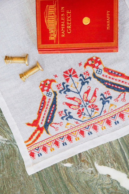 Peristeriá Vintage Table Runner