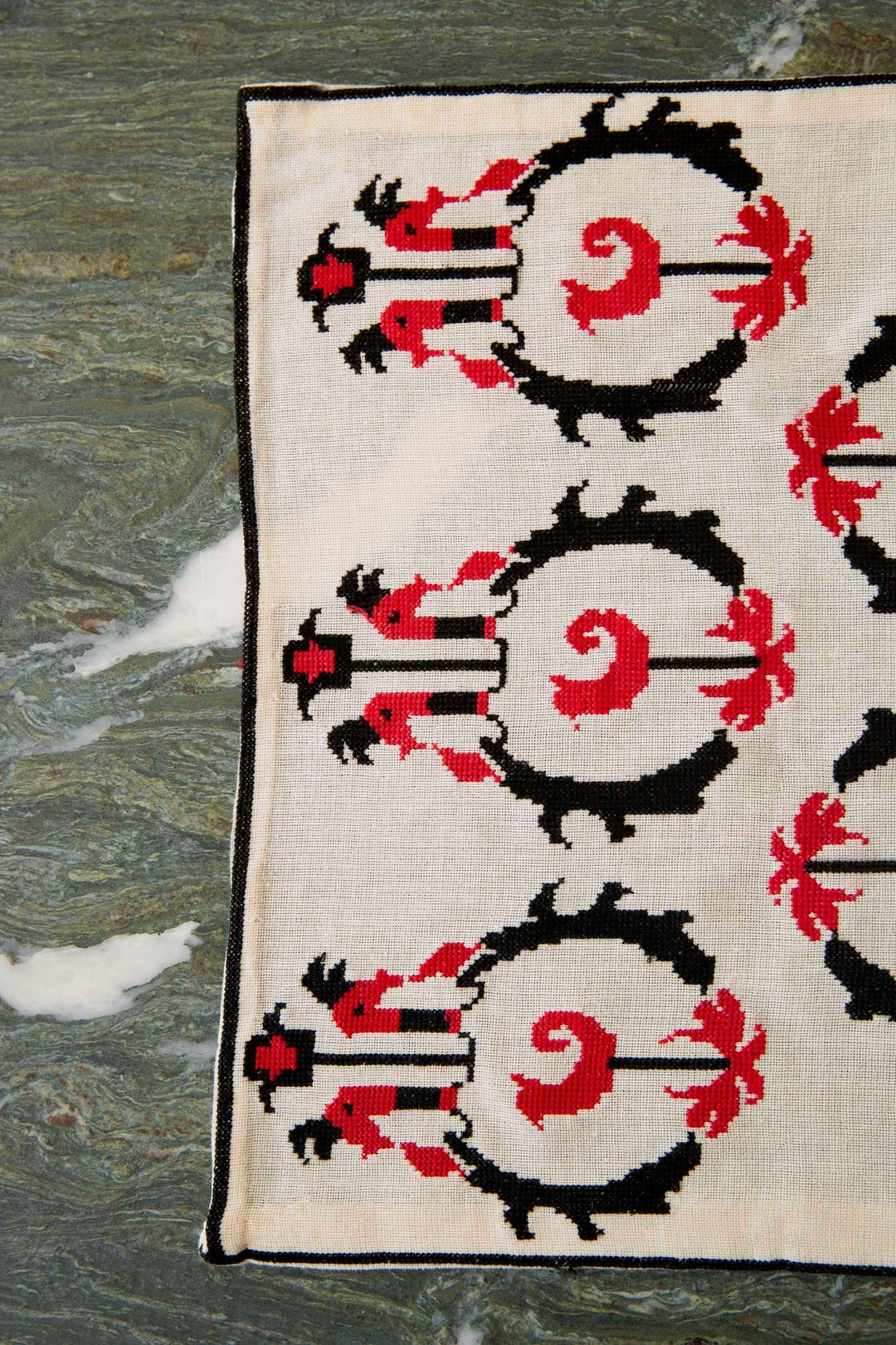 Symposio Vintage Table Runner