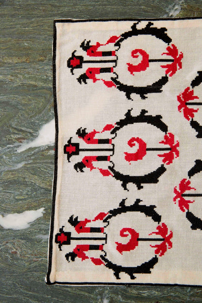 Symposio Vintage Table Runner